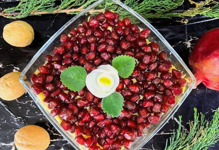 Салат с гранатом, курицей, грецкими орехами и сыром