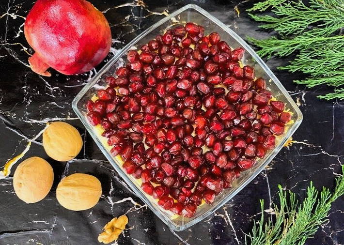 Салат с гранатом, курицей, грецкими орехами и сыром