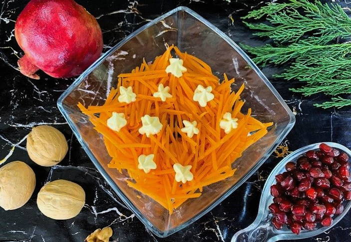 Салат с гранатом, курицей, грецкими орехами и сыром