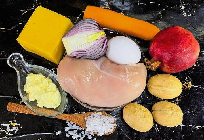 Салат с гранатом, курицей, грецкими орехами и сыром