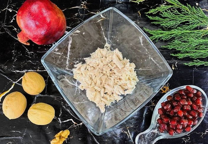 Салат с гранатом, курицей, грецкими орехами и сыром