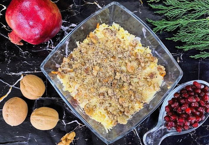 Салат с гранатом, курицей, грецкими орехами и сыром