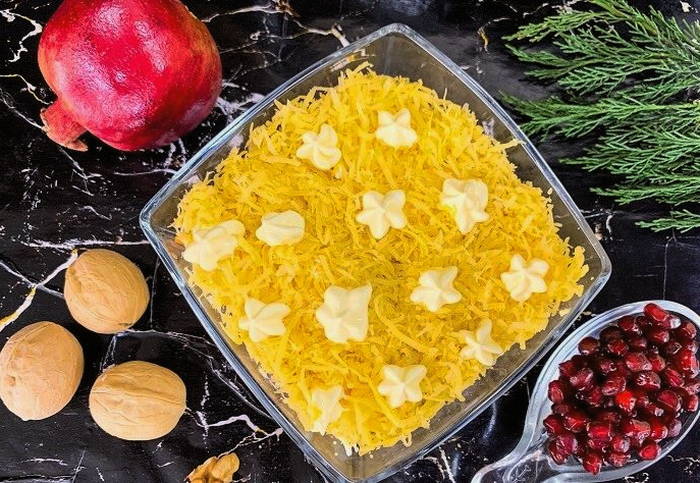 Салат с гранатом, курицей, грецкими орехами и сыром