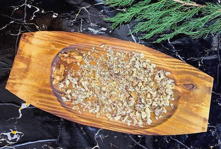 Салат с гранатом, курицей, грецкими орехами и сыром
