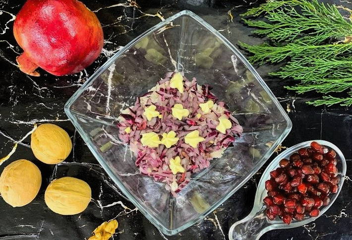 Салат с гранатом, курицей, грецкими орехами и сыром