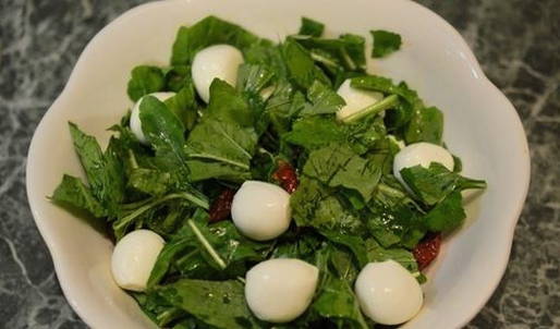 Салат с вялеными помидорами и рукколой