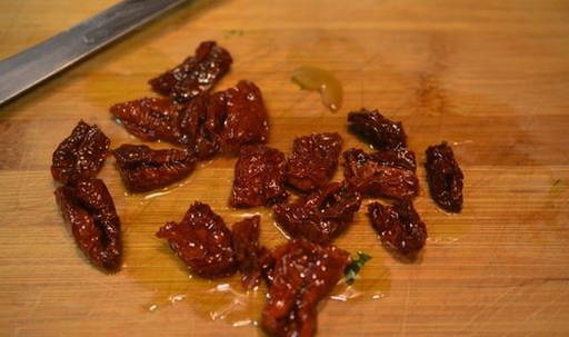 Салат с вялеными помидорами и рукколой