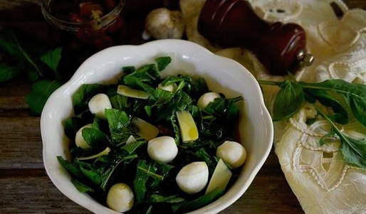 Салат с вялеными помидорами и рукколой