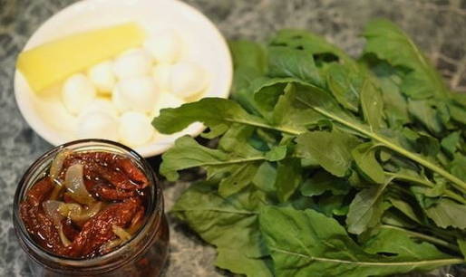 Салат с вялеными помидорами и рукколой