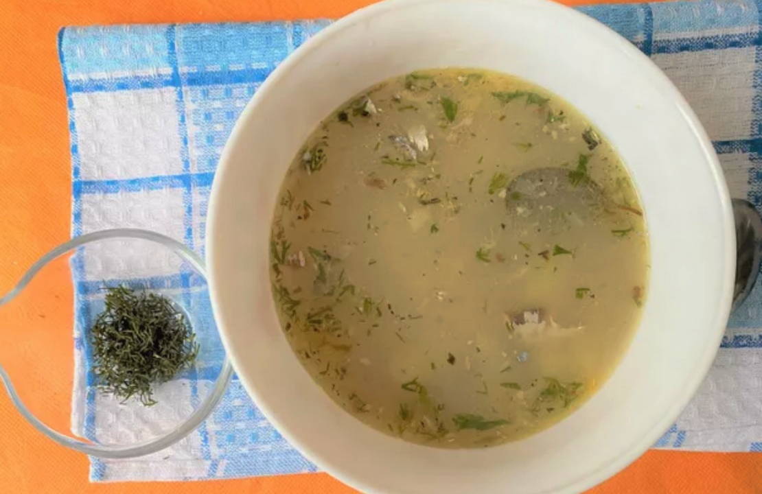 Уха из консервированной сайры с рисом и картошкой