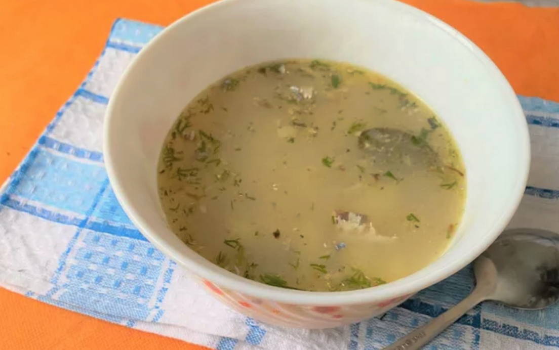 Уха из консервированной сайры с рисом и картошкой