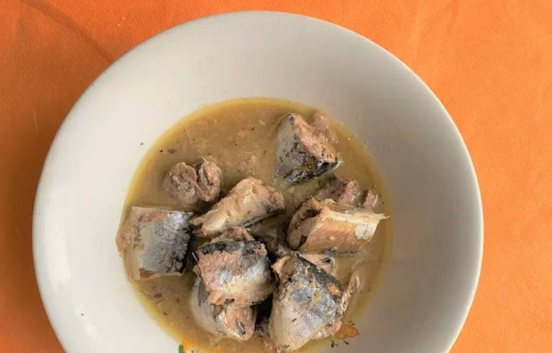 Уха из консервированной сайры с рисом и картошкой