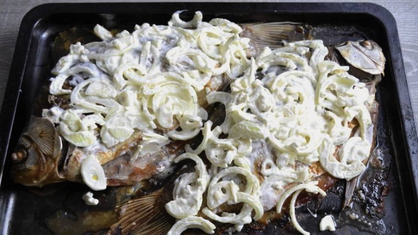 Карась с луком и сметаной в духовке
