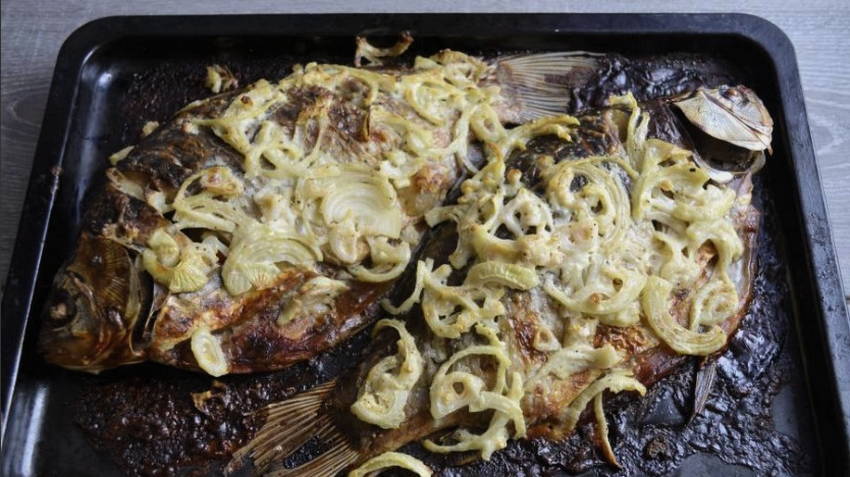 Карась с луком и сметаной в духовке