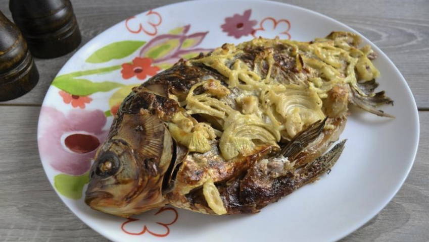 Карась с луком и сметаной в духовке