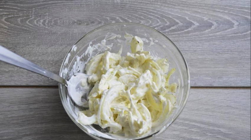Карась с луком и сметаной в духовке