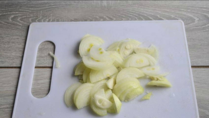 Карась с луком и сметаной в духовке