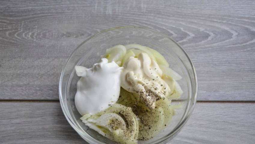 Карась с луком и сметаной в духовке