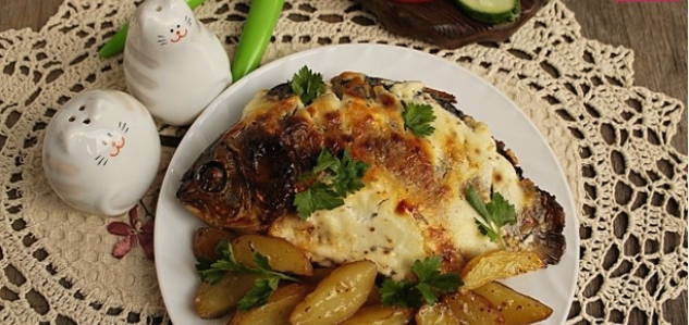 Карась с картошкой в духовке