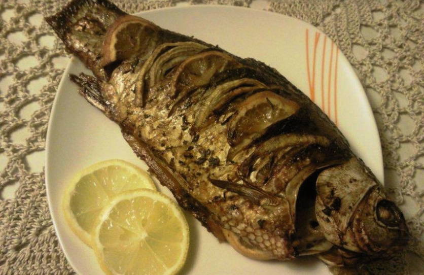 Карась с луком и лимоном в духовке