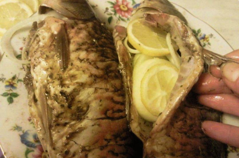 Карась с луком и лимоном в духовке