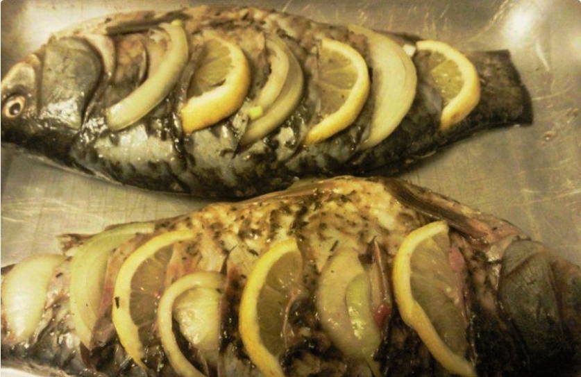 Карась с луком и лимоном в духовке