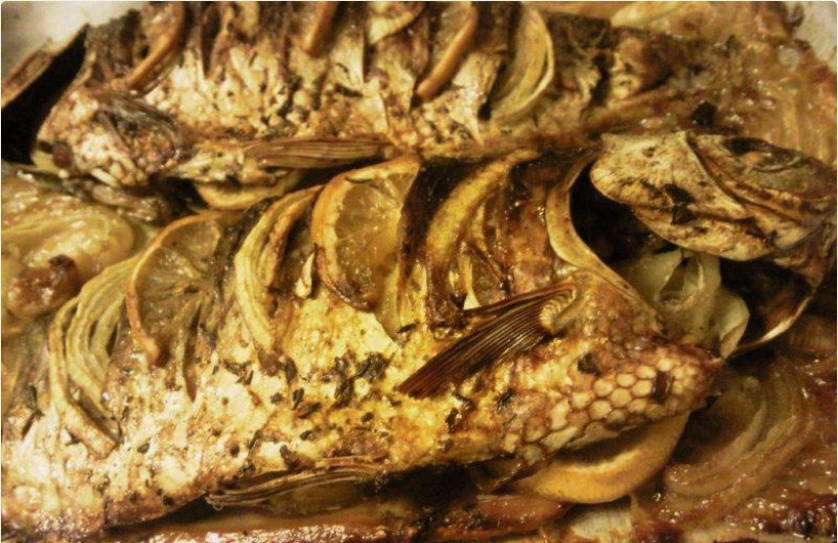Карась с луком и лимоном в духовке