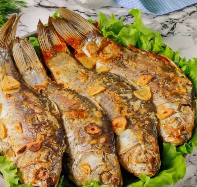 Карась с майонезом в духовке
