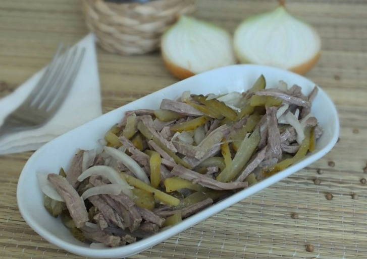 Салат «Шахтерский» с солеными огурцами и говядиной