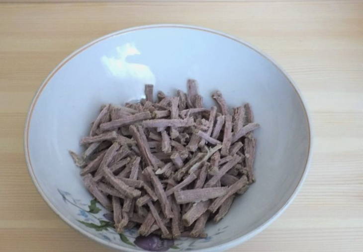 Салат «Шахтерский» с солеными огурцами и говядиной