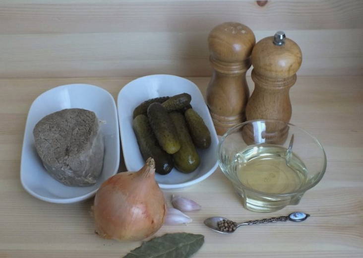 Салат «Шахтерский» с солеными огурцами и говядиной