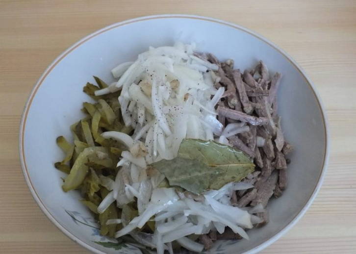 Салат «Шахтерский» с солеными огурцами и говядиной
