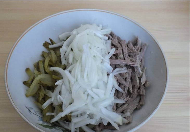Салат «Шахтерский» с солеными огурцами и говядиной