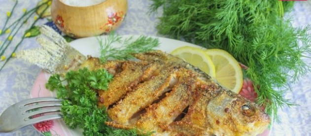 Жареный карась в муке с корочкой на сковороде