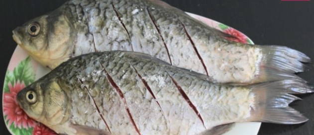 Жареный карась в муке с корочкой на сковороде