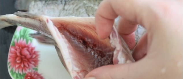 Жареный карась в муке с корочкой на сковороде