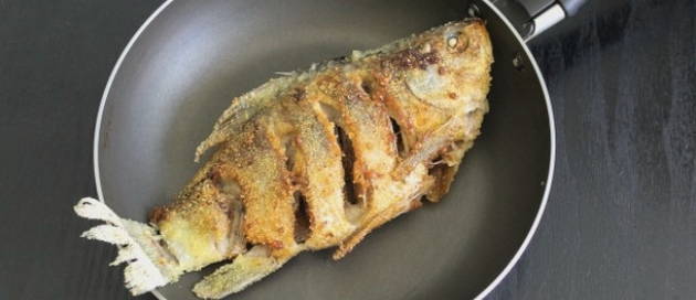 Жареный карась в муке с корочкой на сковороде