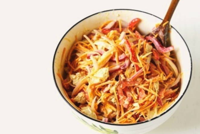Салат с болгарским перцем, курицей и корейской морковкой Салат с болгарским перцем, курицей и корейской морковкой