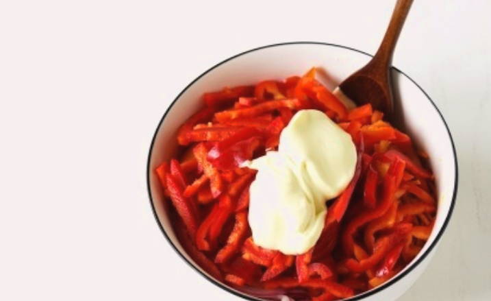 Салат с болгарским перцем, курицей и корейской морковкой Салат с болгарским перцем, курицей и корейской морковкой