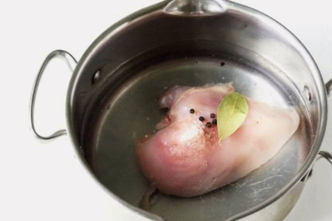 Салат с болгарским перцем, курицей и корейской морковкой Салат с болгарским перцем, курицей и корейской морковкой