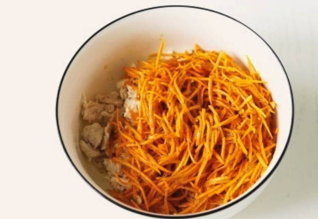 Салат с болгарским перцем, курицей и корейской морковкой Салат с болгарским перцем, курицей и корейской морковкой