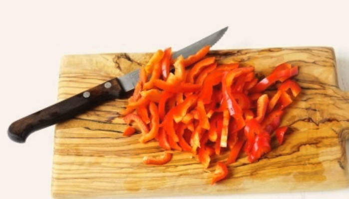 Салат с болгарским перцем, курицей и корейской морковкой Салат с болгарским перцем, курицей и корейской морковкой