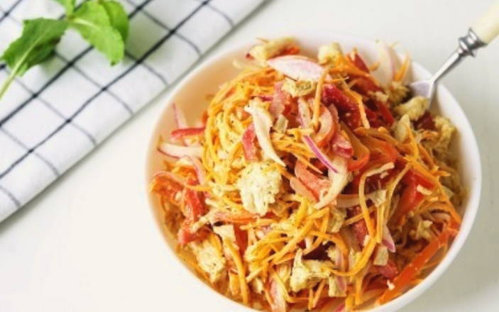Салат с болгарским перцем, курицей и корейской морковкой Салат с болгарским перцем, курицей и корейской морковкой