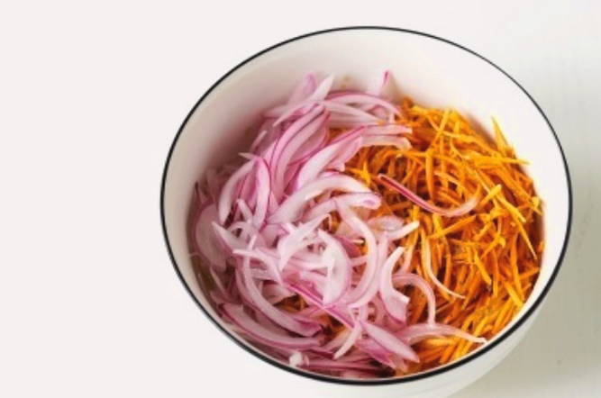 Салат с болгарским перцем, курицей и корейской морковкой Салат с болгарским перцем, курицей и корейской морковкой